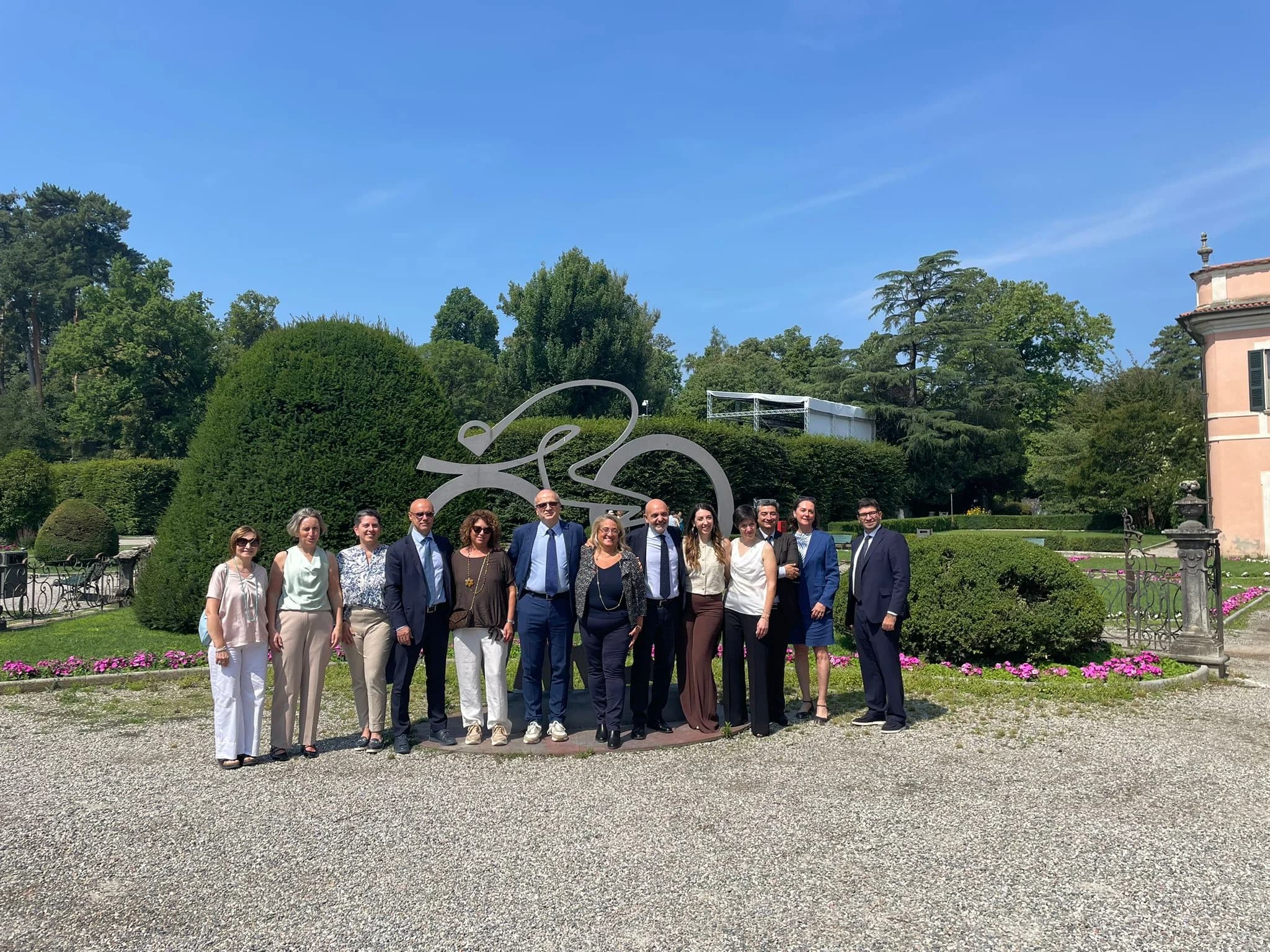 Foto di gruppo dei soci di ANC Varese all'aperto, il giorno della presentazione